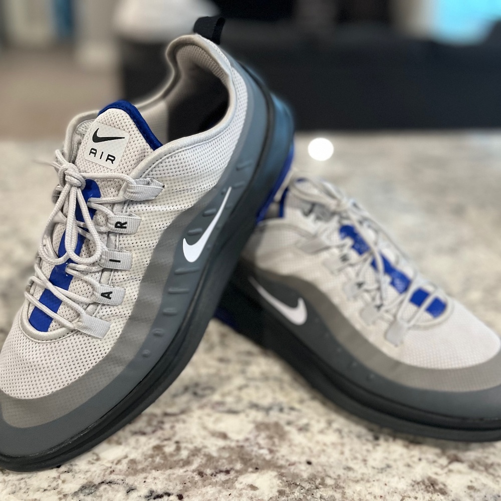 Mens AIR MAX AXIS size 10.5